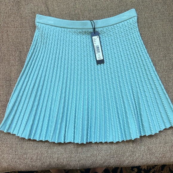 Alice + Olivia pleated knit mini skirt size small in Breeze. Brand new with tags